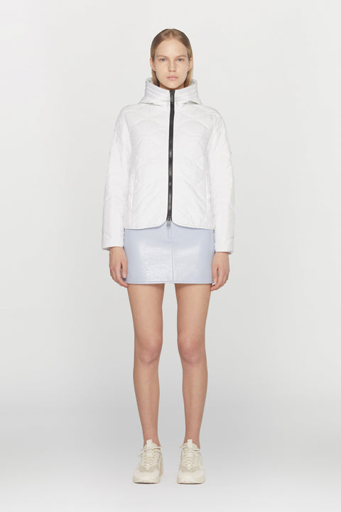 Gender neutral jacket in water- repellent nylon with hood